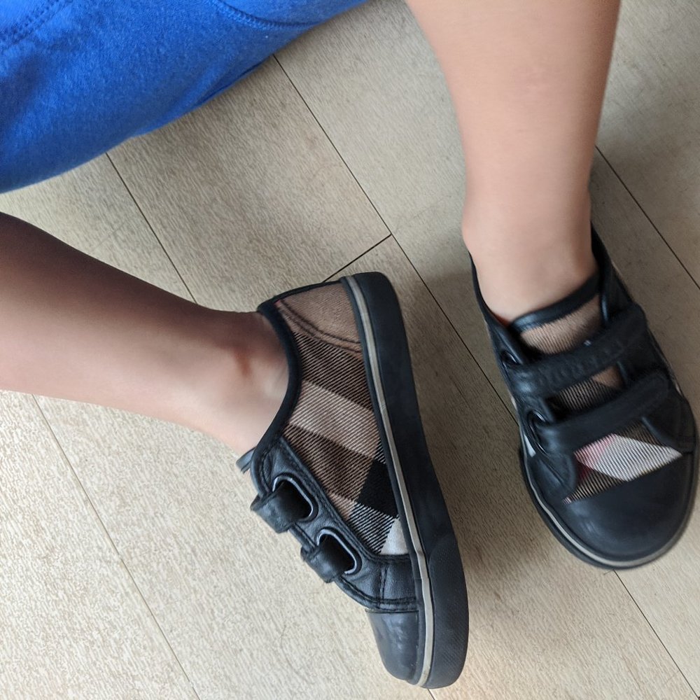 Unisex Burberry Kids Shoes Size 25